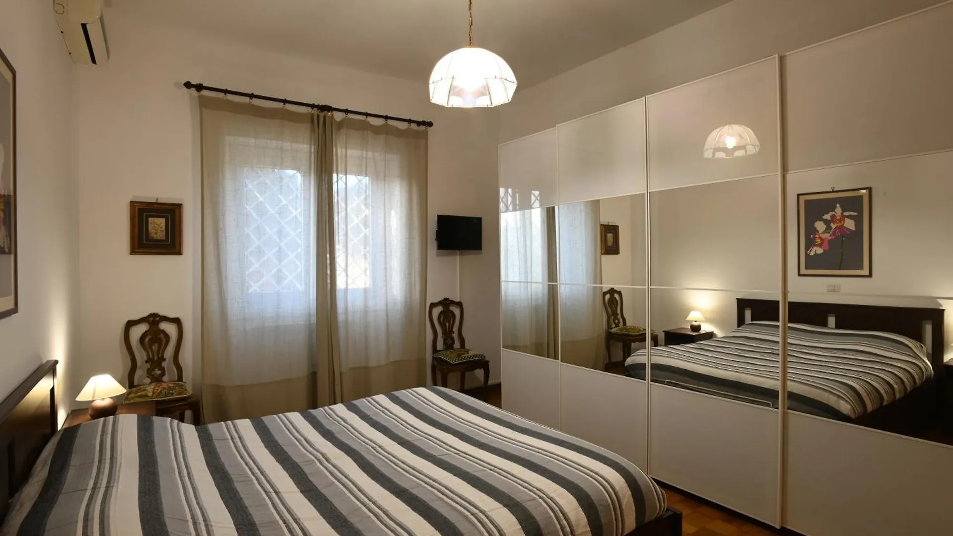 Vatican Firefly House Rome 0*,
