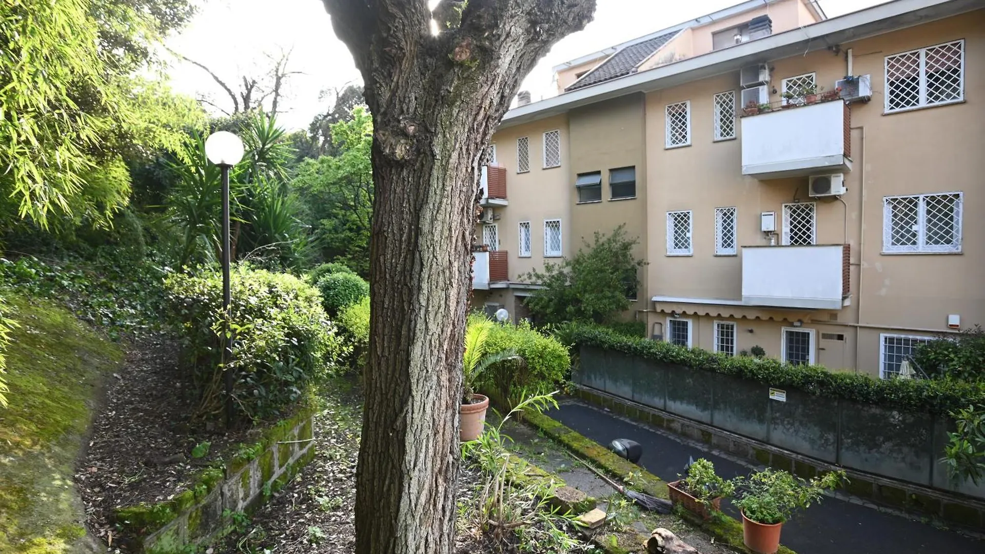 Vatican Firefly House Rome 0*,  Italy